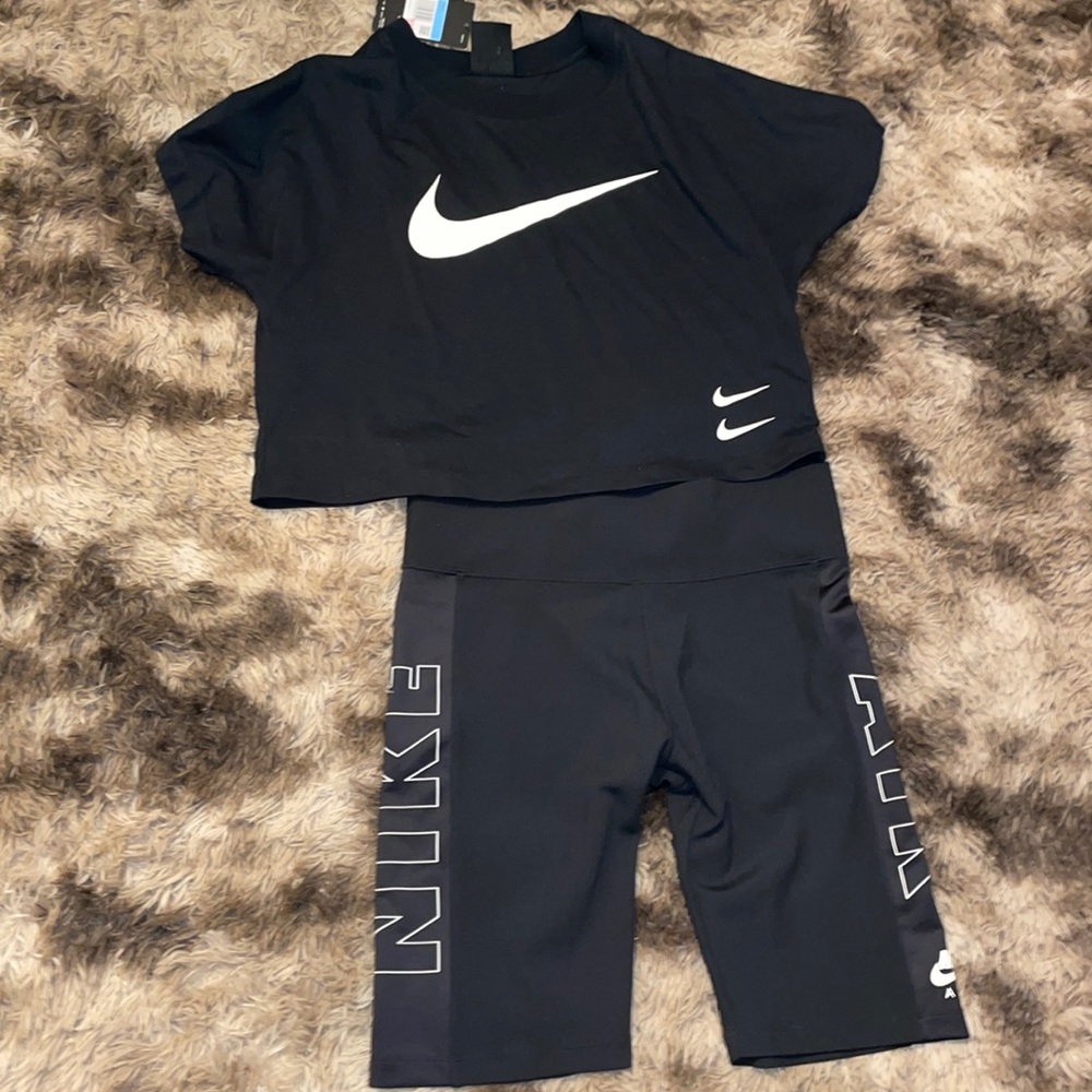Women’s Nike crop top (M) and biker shorts (L) NWT
